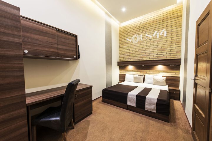 Room 3 of 38