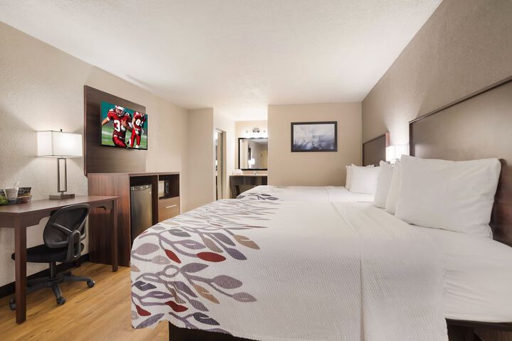 Deluxe 2 Queen Beds (3 of 8)
