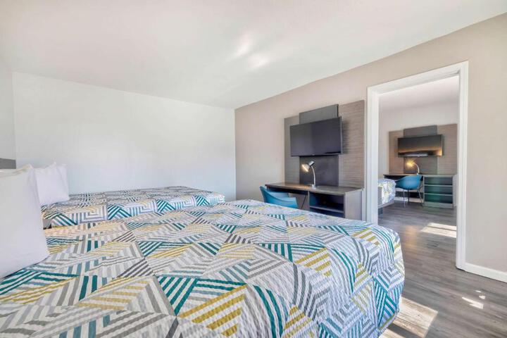 1 Queen Bed Kitchen (2 of 18)