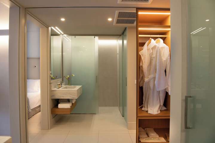 Room 45 of 100