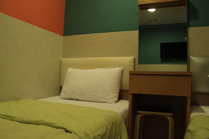 Room 7 of 42