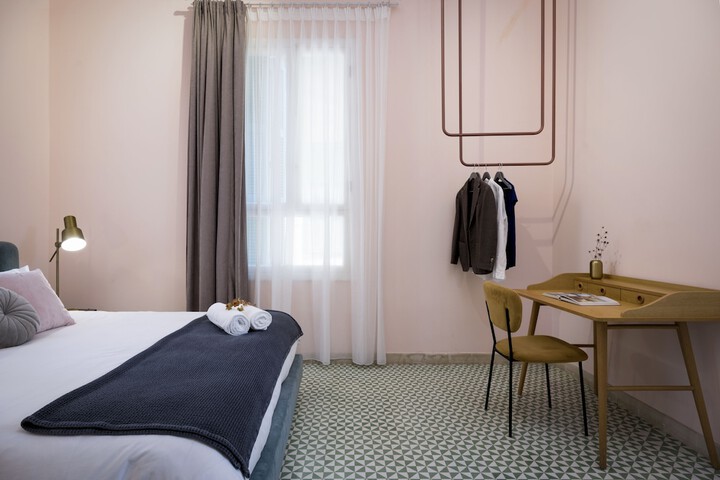 Room 10 of 77