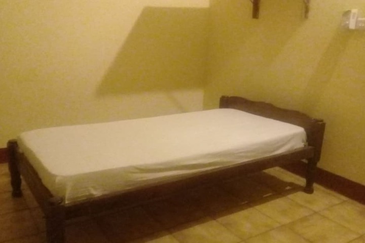 Room 4 of 8