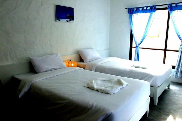 Room 7 of 12