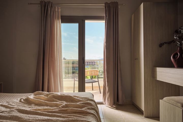 Room 42 of 198