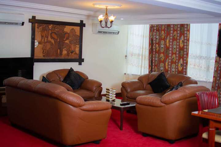 Lounge 27 of 102
