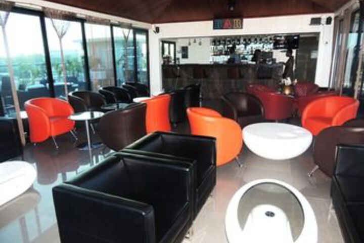 Lounge 58 of 95