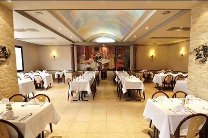 Dining 31 of 37