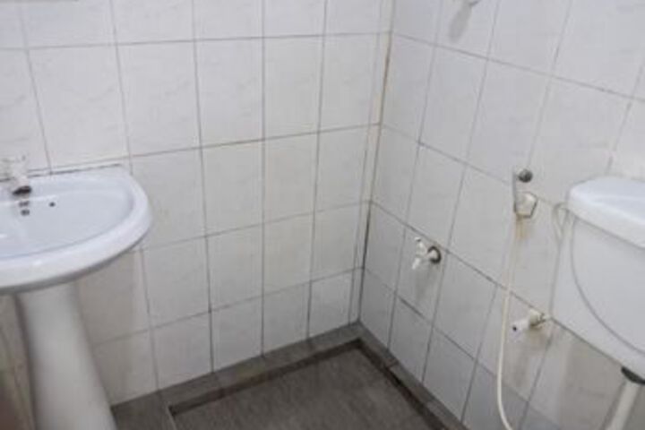 Room 4 of 16