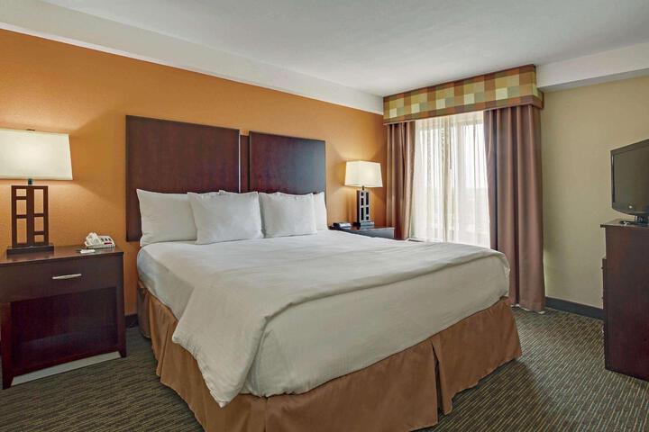 2 Queen Beds (3 of 32)