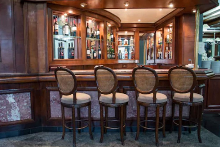 Lounge 42 of 51