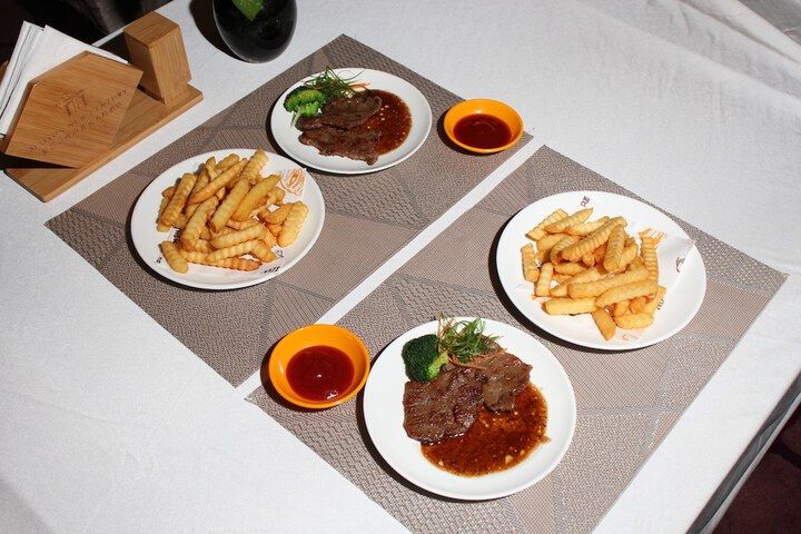 Dining 43 of 52
