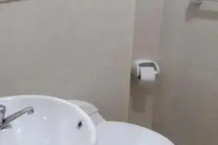 Room 8 of 16