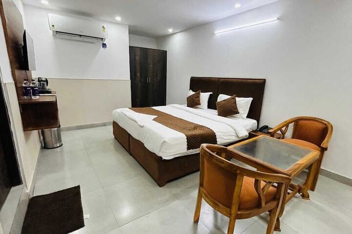 Room 4 of 13