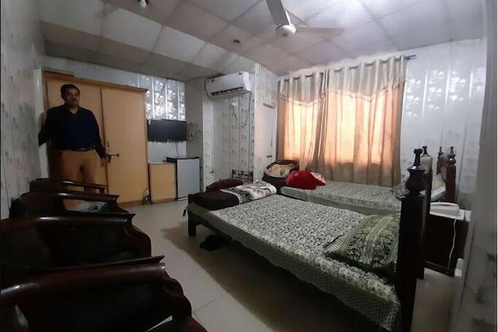 Room 6 of 10