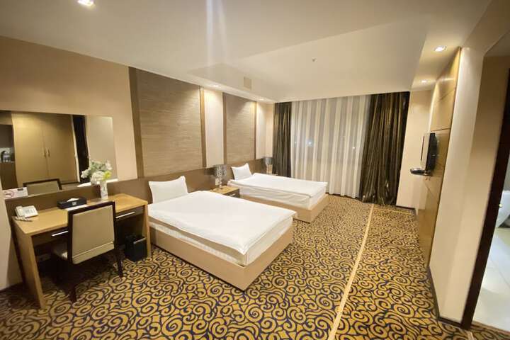 Room 6 of 14