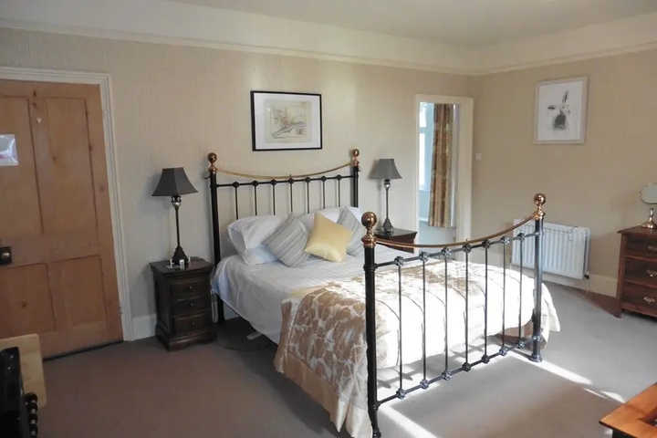 Room 4 of 11