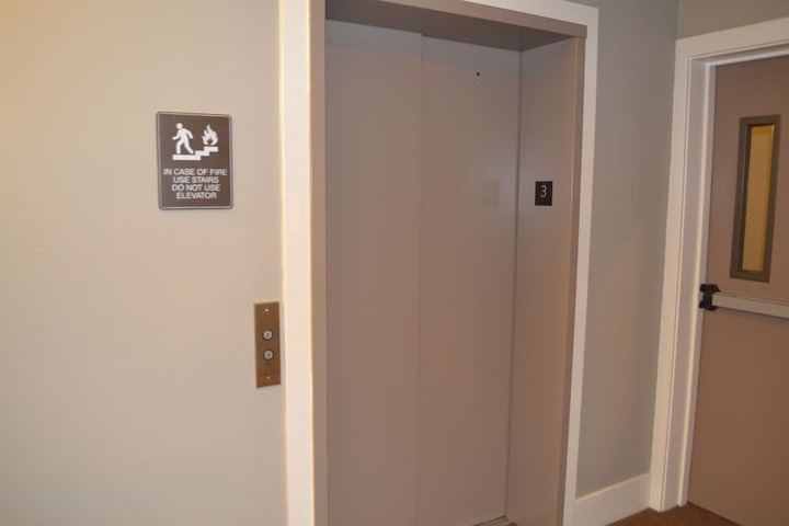 Ballroom/Hall 21 of 27