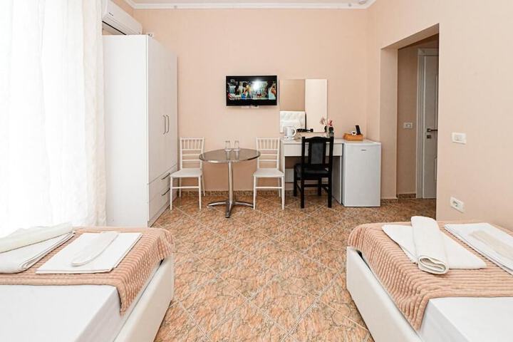 Room 5 of 10