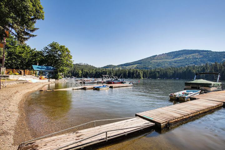 Rathdrum Home w / Hot Tub: Steps to Beach Access!