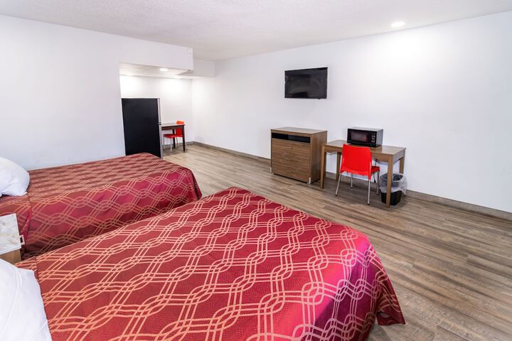 Studio 2 Queen Beds (5 of 6)