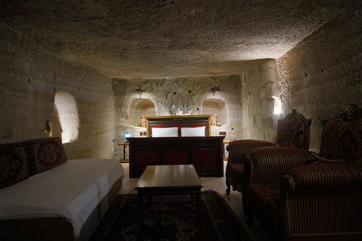 Room 12 of 83