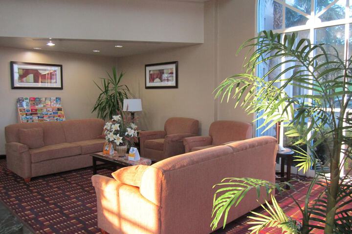 Lobby lounge