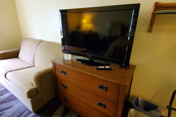 2 Queen Beds (12 of 17)