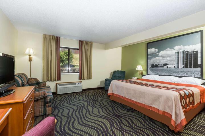 1 King Bed Efficiency Room (5 of 9)