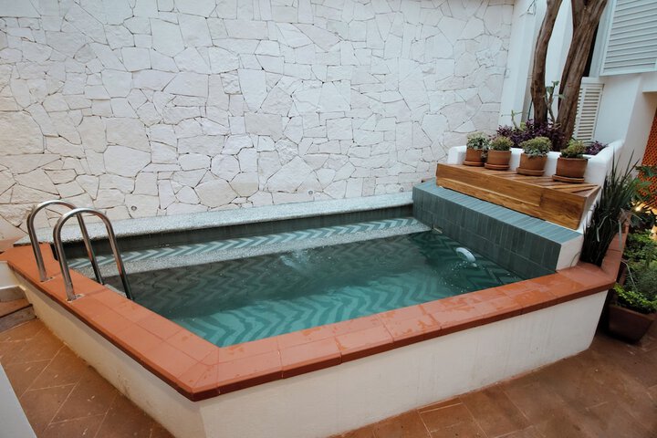 Pool 33 of 52