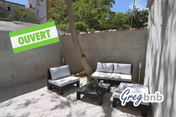 Image of Beau Studio Terrasse En Ville