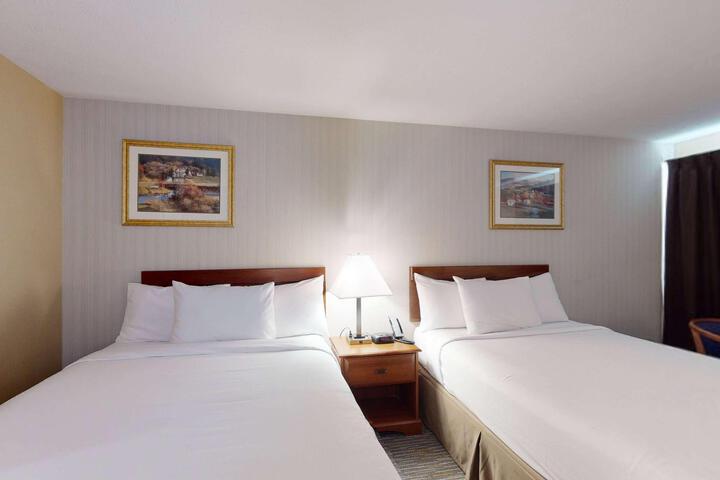 2 Double Beds Accessible (4 of 5)