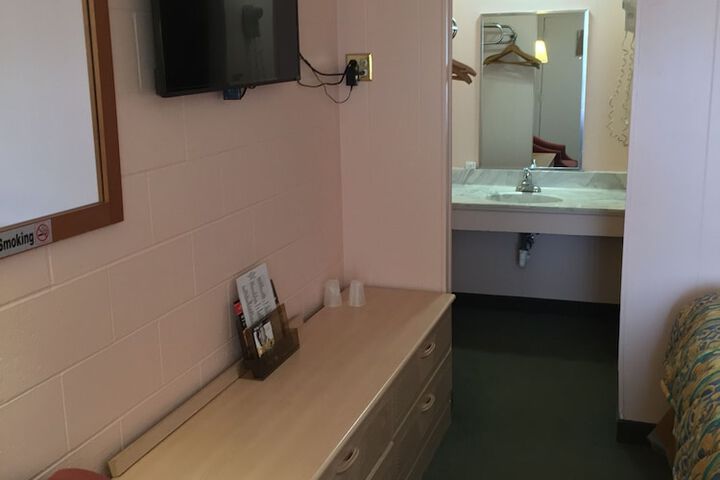 Room 9 of 38