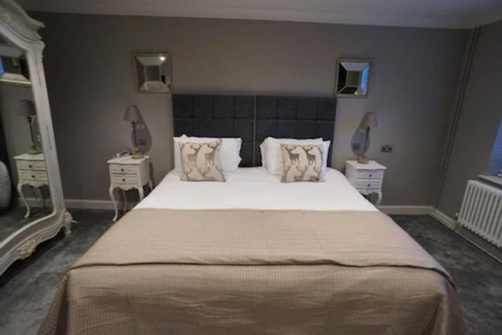 Room 3 of 65