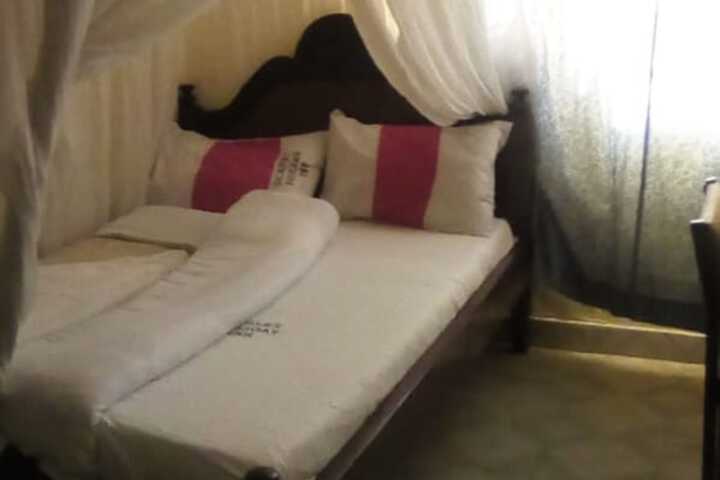 Room 4 of 12