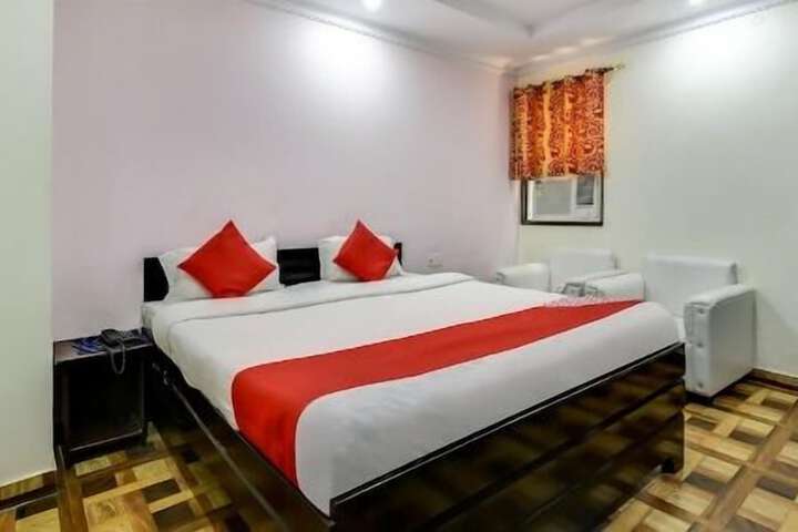 Room 4 of 8