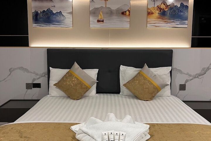 Room 8 of 93