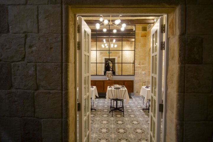 Dining 34 of 44