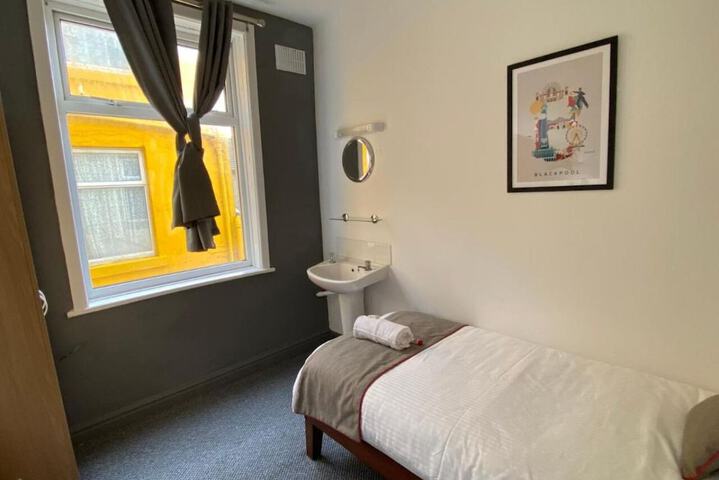 Room 3 of 35