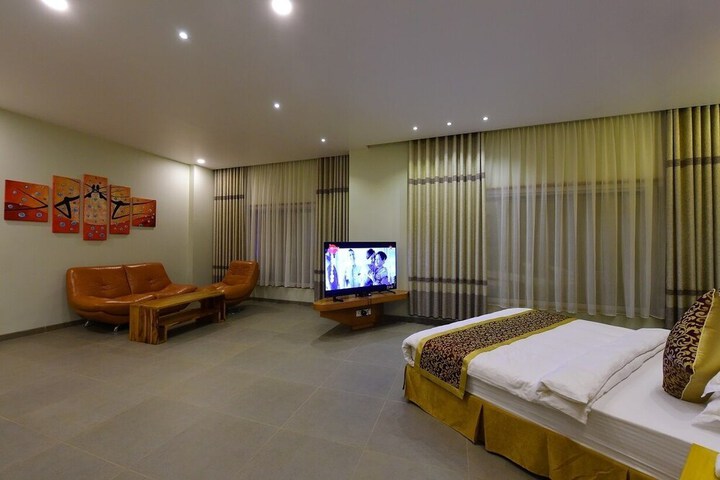 Room 10 of 11