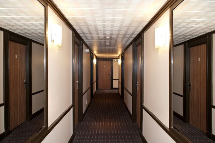 Ballroom/Hall 27 of 38