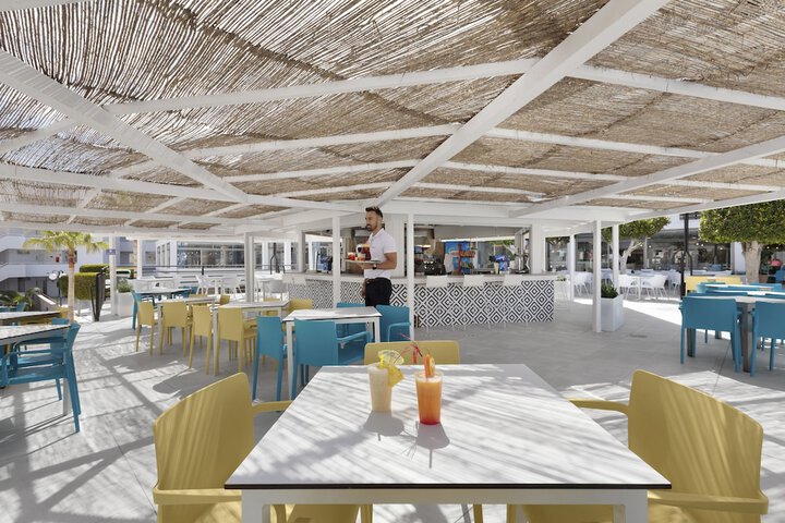 Swim-up bar