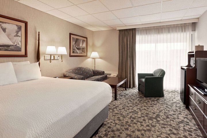 Business Queen Bed (1 of 5)