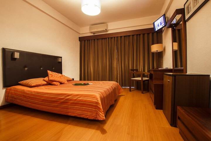Room 6 of 33