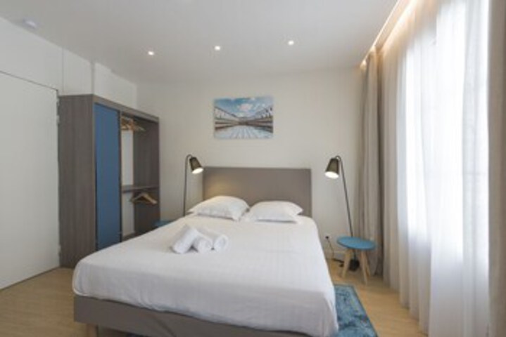 Room 6 of 12