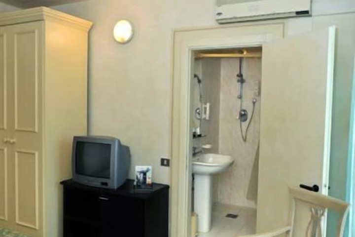 Room 14 of 43