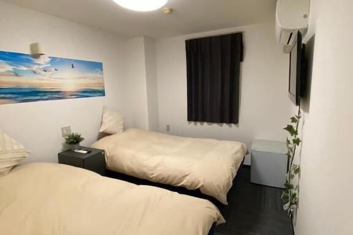 Room 2 of 10