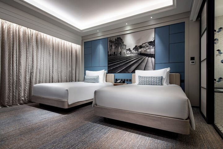 Room 4 of 32