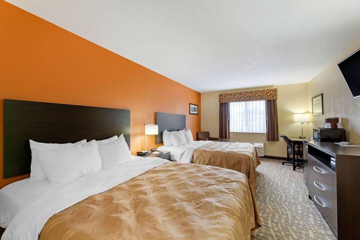 1 Queen Bed (2 of 8)