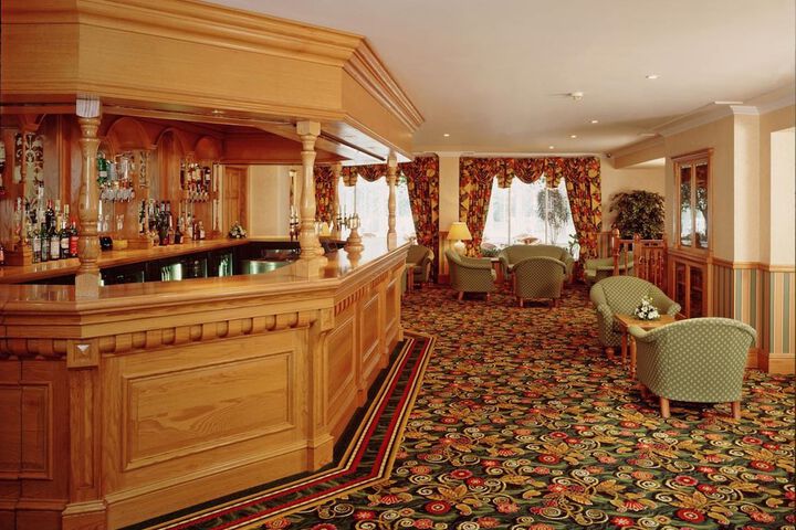 Lounge 38 of 43